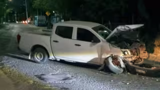 Conductor pierde el control y se impacta contra poste en la avenida Rancho Viejo de Cancún
