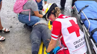 Taxista invade carril y choca a motociclista y acompañante en Cancún