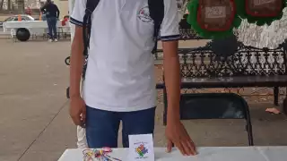 Osvaldo Cob realiza pulseras, porta cubrebocas y otras prendas de bisutería con colores llamativos, con ayuda de su mamá