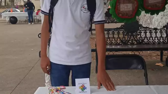 Osvaldo Cob realiza pulseras, porta cubrebocas y otras prendas de bisutería con colores llamativos, con ayuda de su mamá