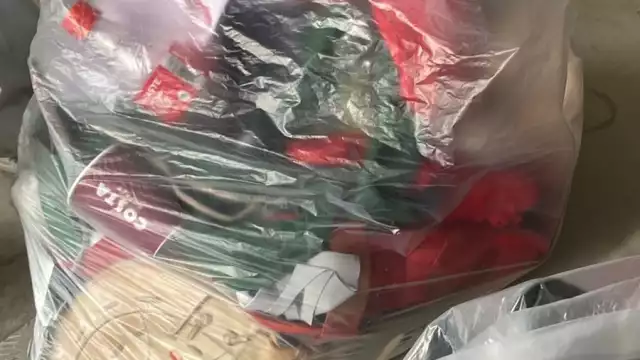 Entre bolsas con basura, así acabó el uniforme de las jugadoras de softbol de México