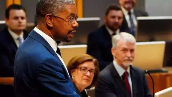 Presenta su renuncia el primer ministro de Gales tras involucrarse en escándalo de donaciones Presenta su renuncia el primer ministro de Gales tras involucrarse en escándalo de donaciones