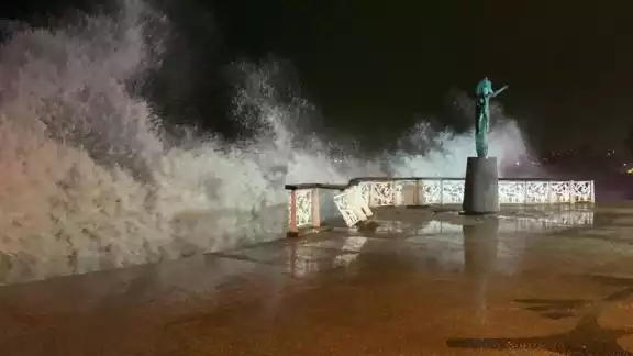 Esta mañana el huracán Roslyn llegó con vientos sostenidos de 193 km/h Esta mañana el huracán Roslyn llegó con vientos sostenidos de 193 km/h