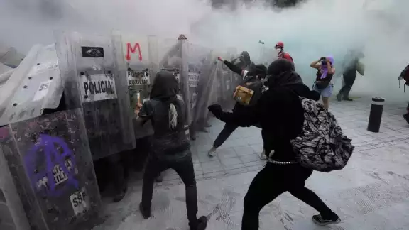 AMLO pide no perseguir a quienes cometieron actos violentos en marcha AMLO pide no perseguir a quienes cometieron actos violentos en marcha