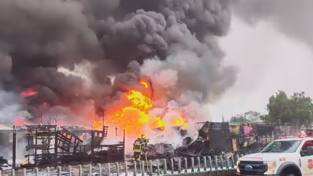 Bomberos atienden fuerte incendio registrado este 1 de julio cerca del AICM