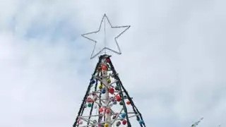 El árbol fue decorado con material de uso diario para seguir con la temática de sustentable