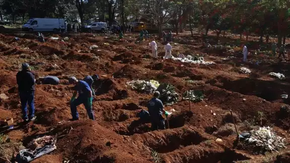 Trabajadores entierran a las víctimas mortales de COVID-19 en el cementerio de Vila Formosa, el más grande de América Latina (EFE)