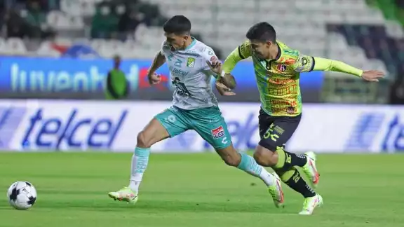 Federico Martínez de León disputa un balón ante Diego Barbosa. Foto: EFE/Luis Ramírez