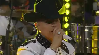 Abucheos a Grupo Firme en la NFL en México dejan memes