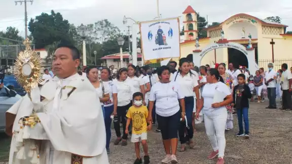 Los creyentes acompañan su mensaje de paz con una antorcha