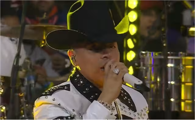 Abucheos a Grupo Firme en la NFL en México dejan memes