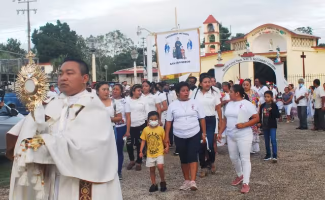 Los creyentes acompañan su mensaje de paz con una antorcha
