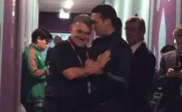 Captan al Tata Martino sonriendo tras lderrota de México ante Argentina