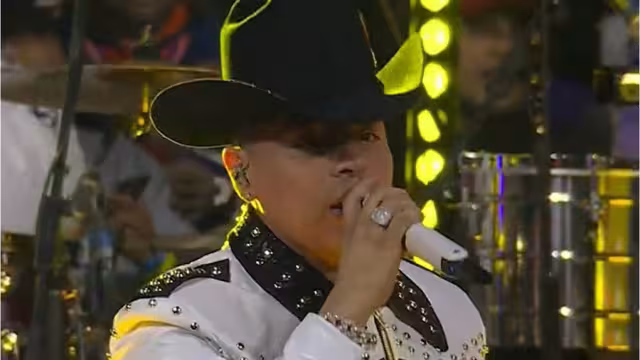 Abucheos a Grupo Firme en la NFL en México dejan memes