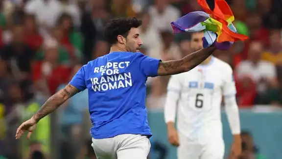 El aficionado que corrió con una bandera gay en Portugal vs Uruguay El aficionado que corrió con una bandera gay en Portugal vs Uruguay