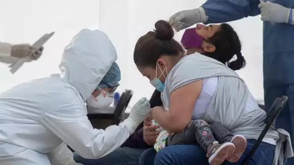 Hasta el momento, alrededor de 12 mil menores han contraído el virus del Sars-Cov-2 en México, durante la pandemia. Foto: EFE Hasta el momento, alrededor de 12 mil menores han contraído el virus del Sars-Cov-2 en México, durante la pandemia. Foto: EFE