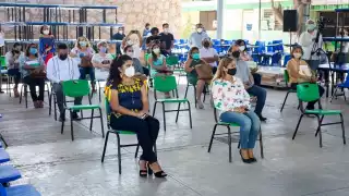 Los padres de familia aseguran que es riesgoso que los niños acudan a clases