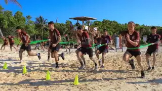 El cuerpo técnico encabezado por Carlos Bracamontes y su auxiliar técnico, José Solares, supervisa cada detalle del trabajo físico