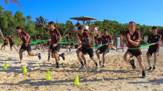 El cuerpo técnico encabezado por Carlos Bracamontes y su auxiliar técnico, José Solares, supervisa cada detalle del trabajo físico