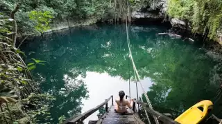 En este sitio se puede vivir una aventura extrema en las tirolesas desde las cuales es posible lanzarse hacia las frescas aguas del cenote