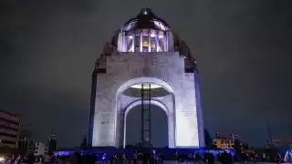 Monumentos y edificios de la CdMx se “visten” de blanco por el fin de la vacunación contra el COVID-19
