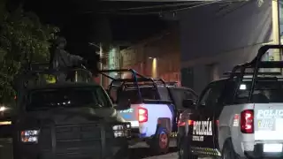 Cuando llegaron al inmueble hallaron a tres hombres muertos al interior y a uno más afuera del establecimiento.