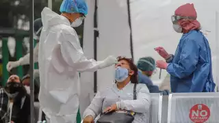 Una mujer se realiza una prueba para detectar la enfermedad en un kiosko de la CDMX. Foto: EFE/Isaac Esquivel