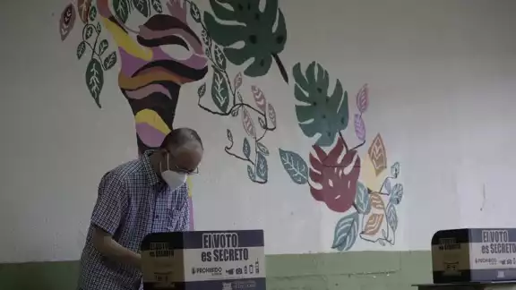 Un hombre vota durante las elecciones generales este 6 de febrero de 2022. EFE/ Jeffrey Arguedas