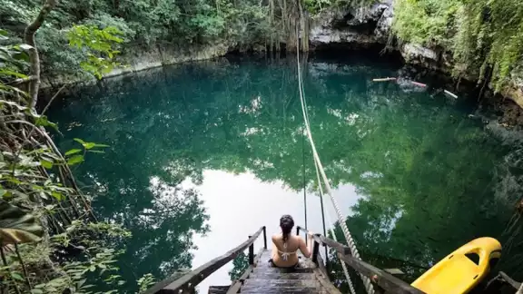 En este sitio se puede vivir una aventura extrema en las tirolesas desde las cuales es posible lanzarse hacia las frescas aguas del cenote