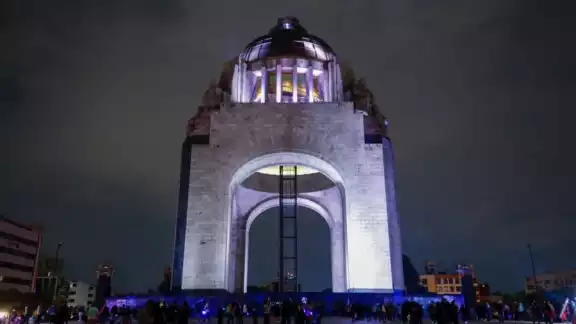 Monumentos y edificios de la CdMx se “visten” de blanco por el fin de la vacunación contra el COVID-19 Monumentos y edificios de la CdMx se “visten” de blanco por el fin de la vacunación contra el COVID-19