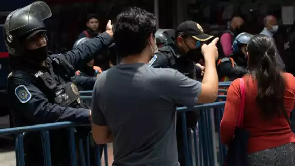 Este miércoles fueron colocadas vallas en el primer cuadro de la Ciudad de México y se implementó un dispositivo de seguridad por parte de la policía capitalina. Este miércoles fueron colocadas vallas en el primer cuadro de la Ciudad de México y se implementó un dispositivo de seguridad por parte de la policía capitalina.