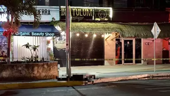 Según lo informado, el asesino le disparó en al menos dos ocasiones y huyó sobre la avenida Tulum ante la mirada de decenas de testigos Según lo informado, el asesino le disparó en al menos dos ocasiones y huyó sobre la avenida Tulum ante la mirada de decenas de testigos
