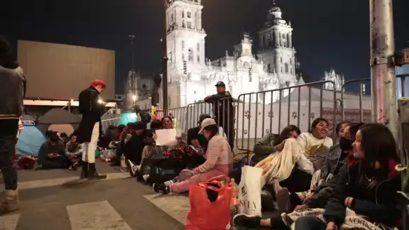 Fans de Rosalía acampan en el Zócalo de la CDMX Fans de Rosalía acampan en el Zócalo de la CDMX