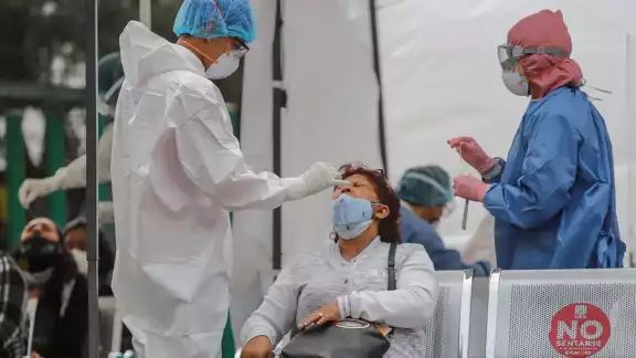 Una mujer se realiza una prueba para detectar la enfermedad en un kiosko de la CDMX. Foto: EFE/Isaac Esquivel Una mujer se realiza una prueba para detectar la enfermedad en un kiosko de la CDMX. Foto: EFE/Isaac Esquivel