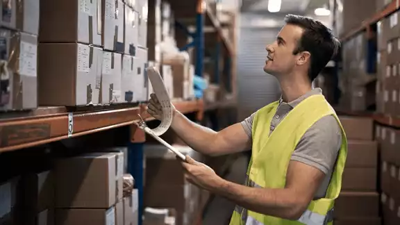 Una de las ofertas de trabajo en Cancún es el puesto de auxiliar de almacén, y sin experiencia