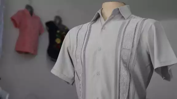 La guayabera es una prenda elegante ideal para zonas calurosas La guayabera es una prenda elegante ideal para zonas calurosas