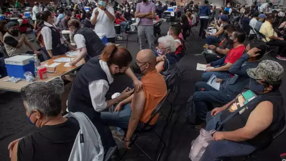 En la Ciudad de México han aumentado la velocidad de la vacunación. Foto: EFE/Isaac Esquivel En la Ciudad de México han aumentado la velocidad de la vacunación. Foto: EFE/Isaac Esquivel