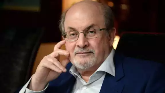 De acuerdo con distintos medios internacionales, el escritor fue atacado en el escenario de la Institución Chautauqua