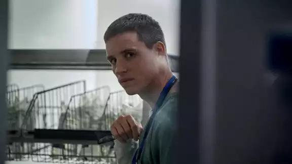 Su modo de operar era en un hospital como enfermero. Foto: Netflix Su modo de operar era en un hospital como enfermero. Foto: Netflix