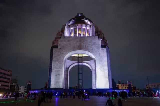 Monumentos y edificios de la CdMx se “visten” de blanco por el fin de la vacunación contra el COVID-19