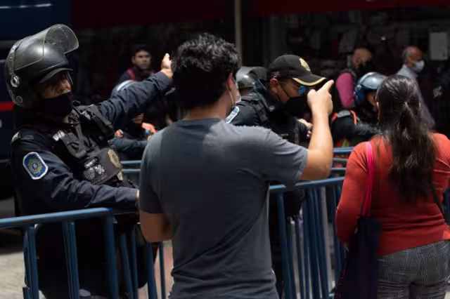 Este miércoles fueron colocadas vallas en el primer cuadro de la Ciudad de México y se implementó un dispositivo de seguridad por parte de la policía capitalina.