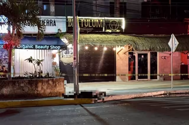 Según lo informado, el asesino le disparó en al menos dos ocasiones y huyó sobre la avenida Tulum ante la mirada de decenas de testigos