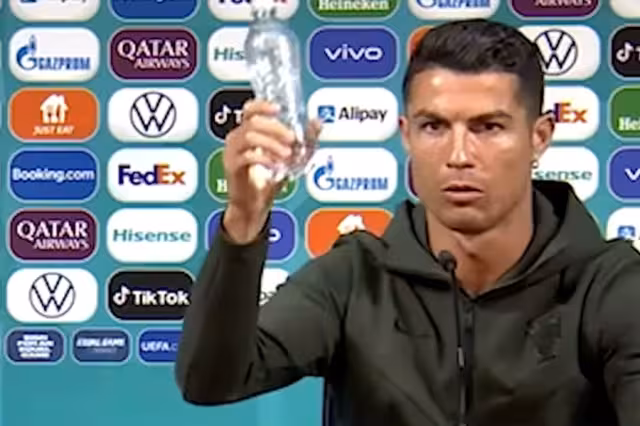 Cristiano Ronaldo invita a la gente a tomar agua