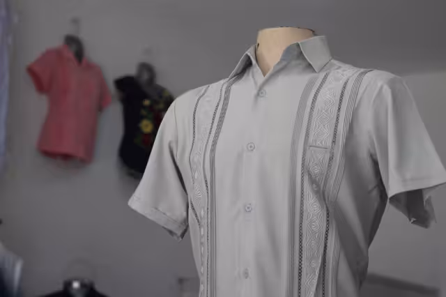 La guayabera es una prenda elegante ideal para zonas calurosas