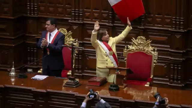 Dina Boluarte toma protesta como Presidenta de Perú