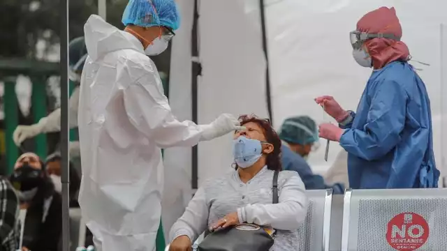 Una mujer se realiza una prueba para detectar la enfermedad en un kiosko de la CDMX. Foto: EFE/Isaac Esquivel