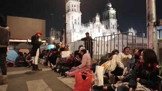 Fans de Rosalía acampan en el Zócalo de la CDMX
