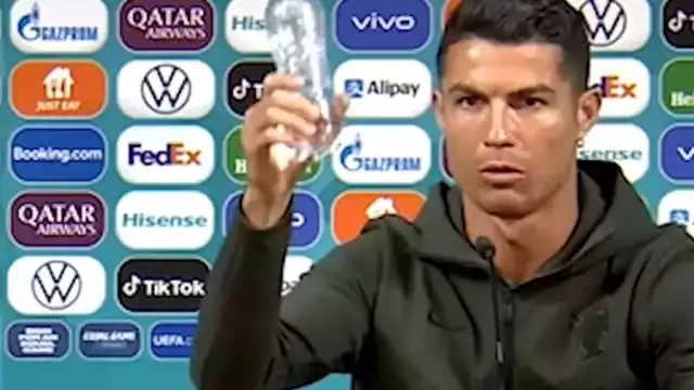 Cristiano Ronaldo invita a la gente a tomar agua