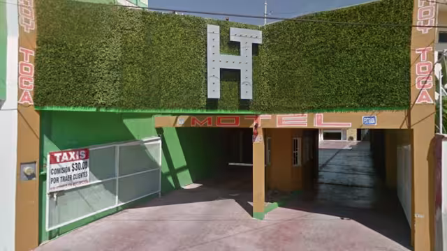 Los empleados del motel se alarmaron ante los fuertes gritos y golpes al interior del cuarto