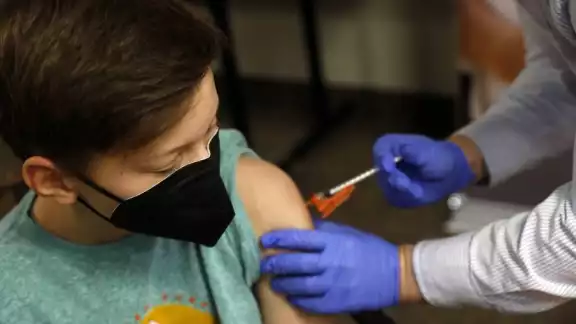 Pfizer hace prueba de vacuna anticovid en niños y da 90% de eficacia 
